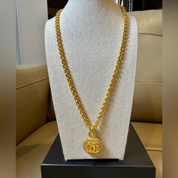 CHANEL Jewelry - CHANEL Vintage 24k gold plated necklace